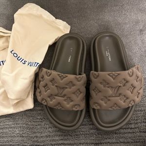 LOUIS VUITTON POOL PILLOW FLAT COMFORT MULE  Khaki Green